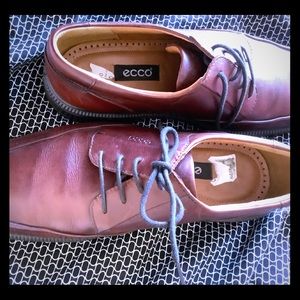 Men’s Ecco shoe looks like new.